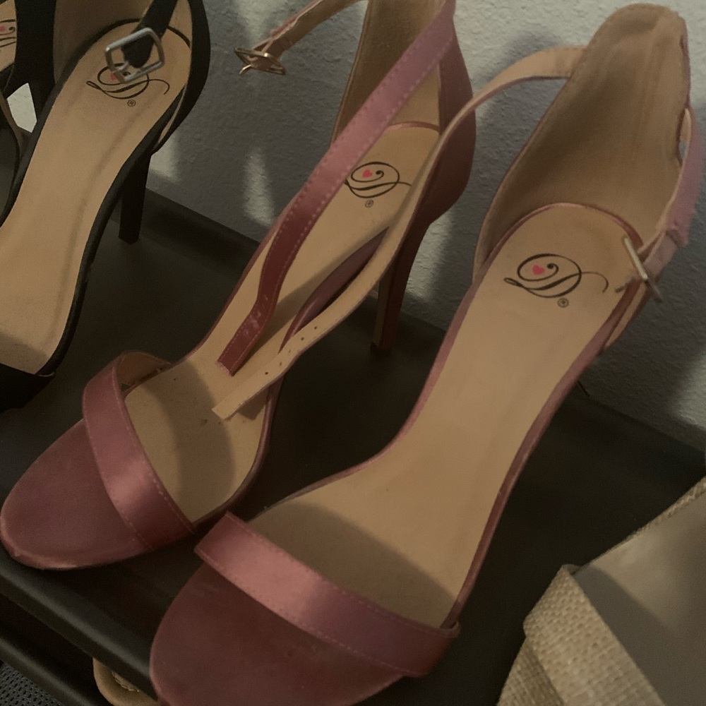 Strapped heels in rose pink